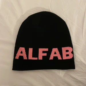 Alfab mössa - Oanvänd mössa från Alfab💗Säljer även en väst och keps också från Alfab som finns att hitta i min profil!