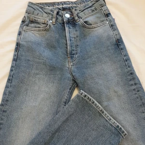 Bikbok jeans  - Jeans från bikbok i storlek 24. Dem är raka/bootcut.
