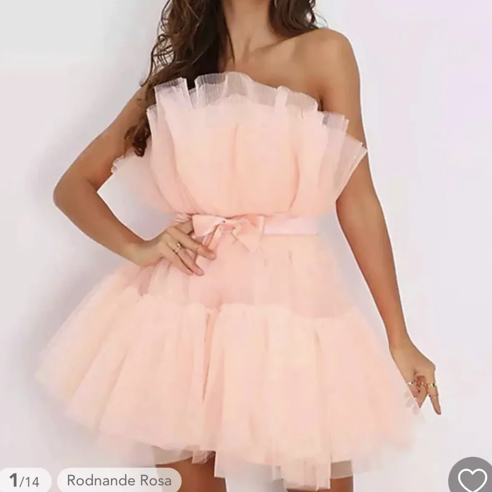 Söker dessa eller liknande klänningar i strl 32 Elr 34. Korta prinsess liknande klänningar i ljusrosa. Skicka gärna bilder🥰. Klänningar.