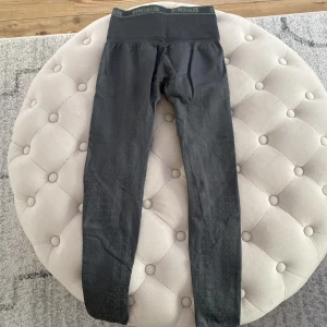 Gymshark  - Gymshark Apex i storlek XS. Använda Max så två ggr så i fint skick, inga skavanker. Jag är normalt en S i Gymshark men denna modell funkar XS för dem töjer och formar sig efter kroppen. I färgen : grå/grön, slutsålda. 