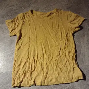 En guld gul/orange tshirt som satt lite konstigt på mig så bara använt enstaka gånger. Från hm om jag minns rätt. Bra skick. Osäker på strlk men tror XS-S
