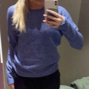 Stickad tröja  - Super fin skön blå lila stickad tröja ifrån Veromoda i strl s💕knappt använd💕