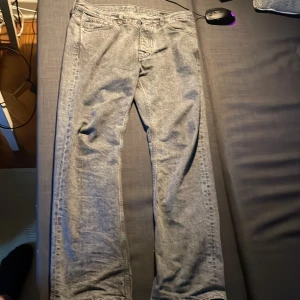 HOPE JEANS RUSH - Jag säljer dessa hope jeans för att jag har börjat tröttna lite på dom det är en extremt bra model”RUSH” jag köpte dom i vintras för 1800kr nu säljer jag dom för 1900kr !Ett litet hål i höger ficka! vid en snabb affär kan priset diskuteras! 