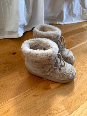 Utsålda skor h&m - Säljer mina vinter skor från H&M som varit slutsålda överallt. Använda därav priset 