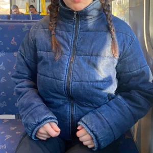 Denim puffar jacket  - Sparsamt använd och väldigt varm puffer jacka. Materialet på insidan är fint så den håller en varm.  Köpt från humana 2020. Har dragkedsfickor.  Storlek xs-s. Jag själv väljer alltid medium och dem sitter tajt på mig.  Frakt står köparen för!