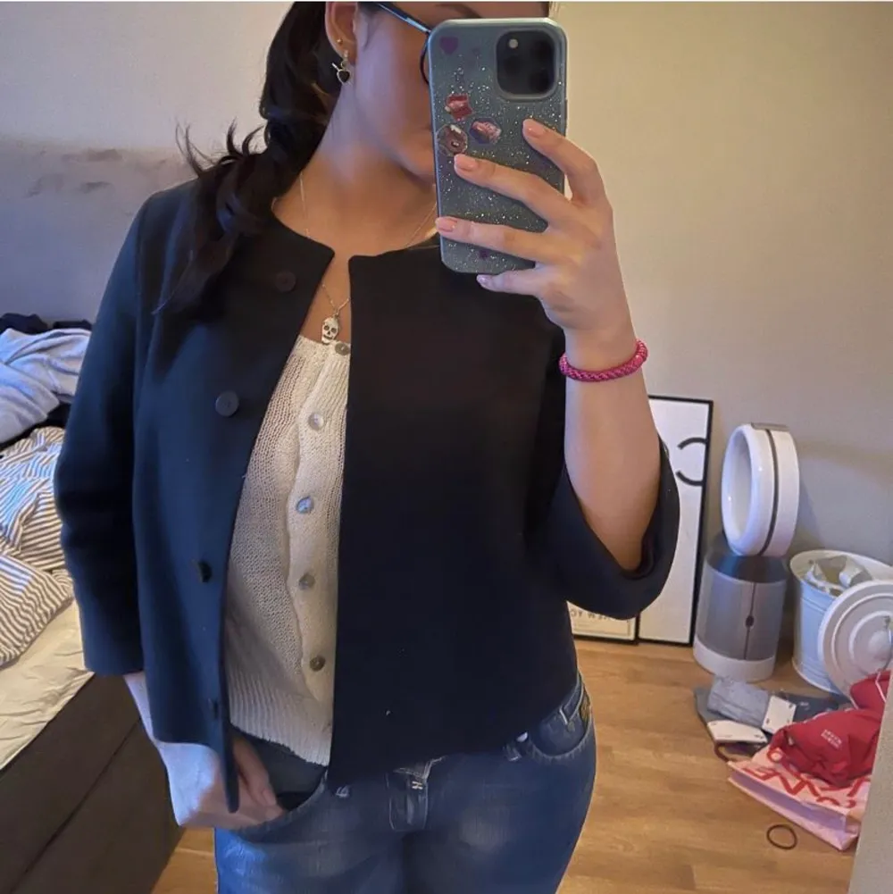 Säljer denna kappan från cos som jag köpte här på plick💜💜bilderna är från tjejen jag köpte den av🌸🌸. Takit.