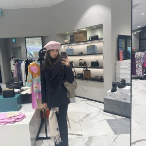 Ganni mössa  - Köpt för 1 månad sedan på nk. Helt oanvänd med alla lappar kvar. Säljs pga att den aldrig kom till användning. Originalproduktioner 575 kr