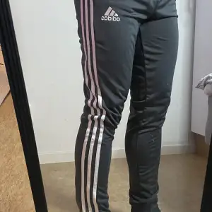 Oanvända adidas byxor som passar perfekt till gymet eller kvällsmys. Storlek S, den är tajt om du har muskulösa ben ;)