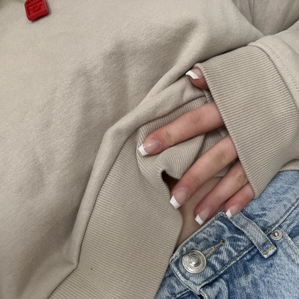 En supermysig beige sweatshirt från weekday! Helt oanvänd med prislapp kvar, storlek M. Nypris 300kr. Hoodies.