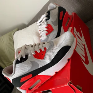 Nike Air Max 90 ultra 2.0  - Använt dom 2-3 gånger! Är som nya‼️  Sjukt bekväma och svårt att hitta.  Kan posta men du står för frakt (brukar vara 66kr med spårning) Lådan finns!  Ordninarie pris 1499kr