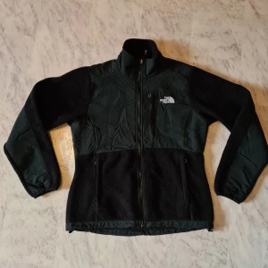 The north face fleeceacka - Beställde denna jacka på thrifted.com för ett mycket billigare pris men när jag fick hem de så insåg jag att den blev för tajt på mig, så därför säljer jag den (:  Har ej använt den men de är begagnad sen tidigare, trots det såg jag inga skador på jackan!