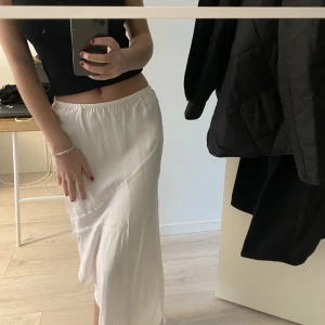 Vit satinkjol - Säljer denna fina vita satinkjolen från zara, den är endast använd en gång så den är i nyskick. Frakt tillkommer!🫶🏼 hör av er vid frågor eller fler bilder 🥰
