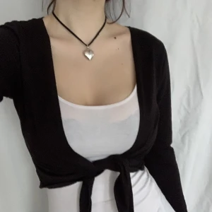 svart bolero - söt svart bolero med knyt i superfint secondhand-skick <3 strl 32/34 men något stor i storleken