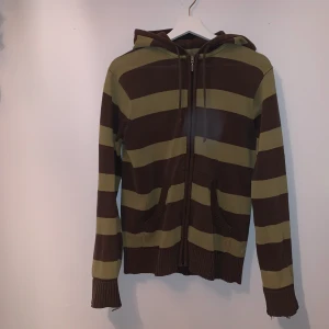 Hoodie - Slitningar vid armarna annars i bra skick