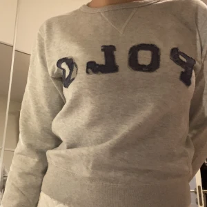 Ralph Lauren tröja - Säljer denna tröja då det va dax att rensa garderoben, den är i storlek XS men passar även som en storlek S🌸Skriv privat om ni har frågor eller vill ha fler bilder!