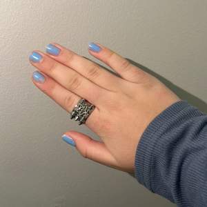 Detta är en silver ring från Edblad namn: peak silver ring, vanligt kostar den 400 spänn men säljer för 299 eller kan prata om mindre pris. Använder 2 gånger. Storlek:18,50