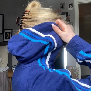 Adidas kofta - Skitball adidas kofta. Ränderna fortsätter längst luvan. Storlek S. Nyskick!! Pm för fler bilder🫶