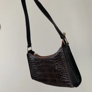 Brun väska - Brun axelremsväska. Aldrig använd. 