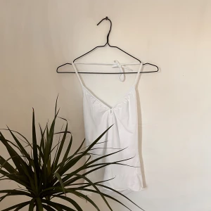Vitt linne  - Super fräscht och sött linne från Gina tricot. De passar verkligen till allt och den är enkel. Perfekt nu till sommaren!🥥