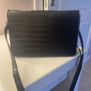 Axelremsväska  - Säljer min don donna axelremsväska. Fint skick. Man får plats med allt nödvändigt i den. 120kr+66kr frakt. 