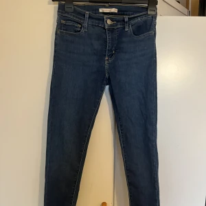 Jeans  - Säljer dessa jättefina levis low weisted skinny jeansen, byxorna är i jättefint skick och alla märken är intakta, byxorna är i storlek S och har ganska mycket strech
