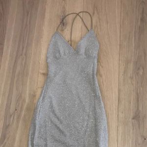 Klänning  - Denna är aldrig använd så den är i nyskick. En jättefin klänning som aldrig kom till användning. Nypris 99kr. Kontakta vid intresse, köparen står för frakten, tryck inte på köp dirrekt ☺️
