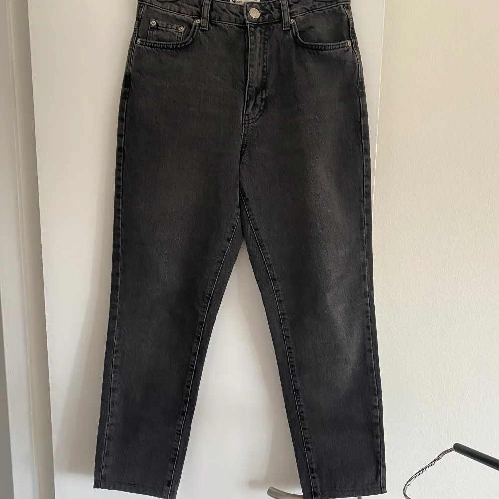 Gråa dagny mom jeans från ginatricot som är använda ett fåtal gånger. Dom är upplagda och för mig som är 160 slutar dom strax ovanför ankeln🧡. Jeans & Byxor.