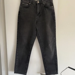 Gråa Jeans - Gråa dagny mom jeans från ginatricot som är använda ett fåtal gånger. Dom är upplagda och för mig som är 160 slutar dom strax ovanför ankeln🧡