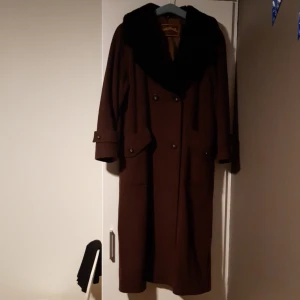 Kappa från Fougsteds - Härlig brun kappa från Fougsteds med mjuk pälskrage. Sparsamt använd. Storlek 36, men känns som 38.