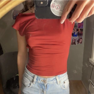 Vinröd topp med öppen rygg - Säljer en tröja jag köpt här på plick som har öppen rygg då den är för stor för mig vid mina axlar, super fin och passar till vad som helst 💘💓💗använd få gånger av mig