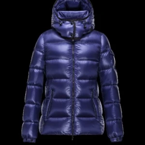 Moncler jacka - Säljer min lila/blå moncler jacka. Storlek S, passar även xs. Jätte fint skick! Kommer inte till användning. Köpt från plick innan så har inget äkthetsbevis, därav priset. Skicka för fler bilder🌸