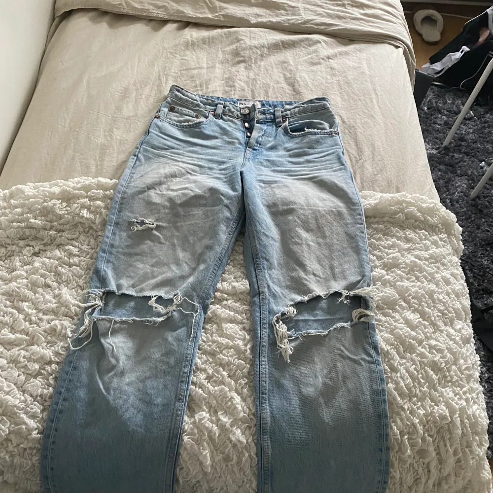 Säljer min za Ra mid rise jeans pågrund av att dom e för små, dom är använda några gnr men fortfarande i bra sick 6/10🌟. Jeans & Byxor.