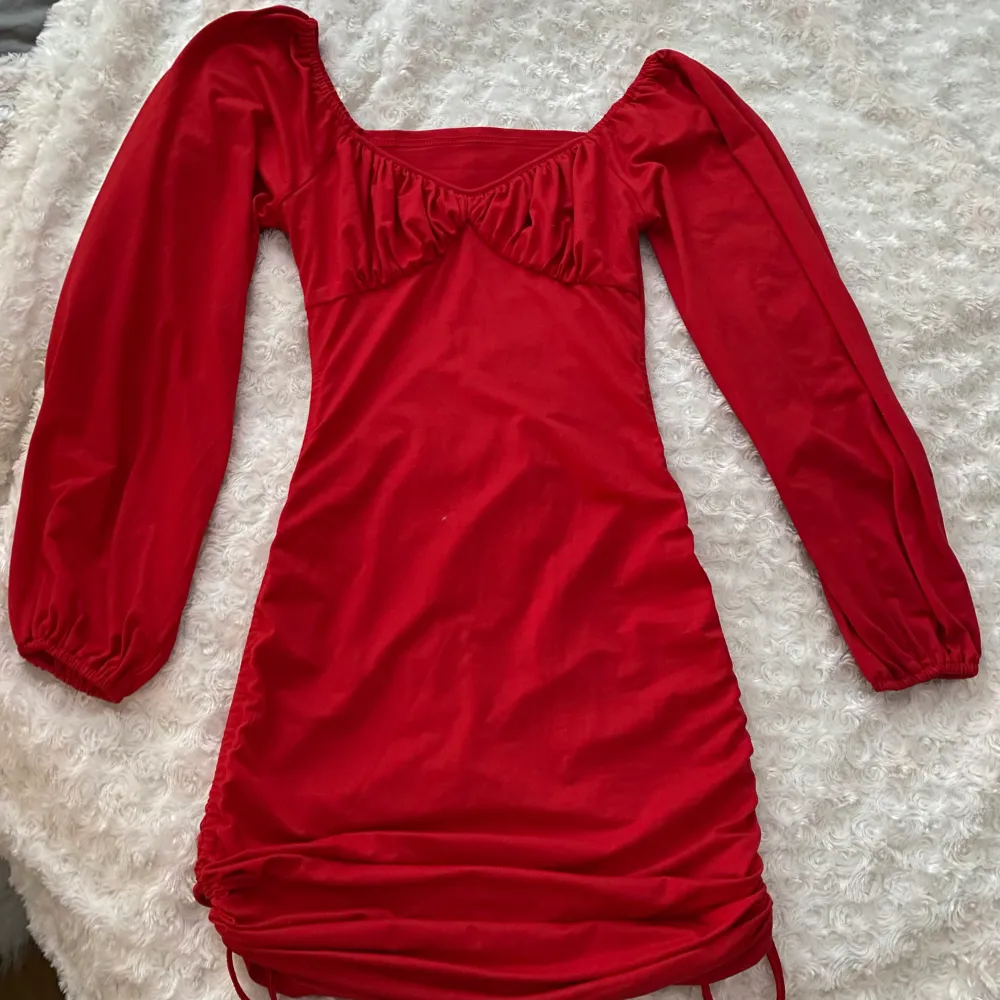 Super fin och elegant röd klänning, finns band att ändra längden på klänning och i bra skick❣️. Klänningar.