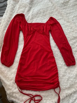 Röd klänning - Super fin och elegant röd klänning, finns band att ändra längden på klänning och i bra skick❣️