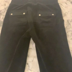 Juicy Couture - Juicy Couture del ray classic svarta i storlek xs bytes mot likadana i storlek m. Är sparsamt använda och endast tvättade 2 gånger är i utmärkt skick.