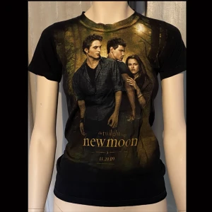 Twilight merch - Lite småskojig tröja med New moon motiv, storlek M och 100% bomull! 