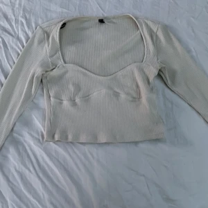 Topp - En fin beige topp i strl S i använt skick 