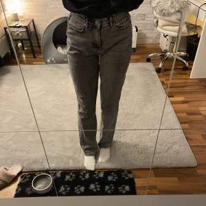 Säljer dessa grå jeans ifrån madlady i storlek 34☺️Säljer dem för att de är för stora för mig🤍