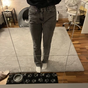 Grå jeans  - Säljer dessa grå jeans ifrån madlady i storlek 34☺️Säljer dem för att de är för stora för mig🤍