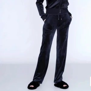 Juicy couture  - Säljer mina juicy couture byxor, kom privat för mina egna bilder på byxorna. 