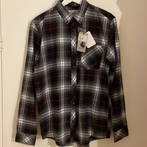 Carhartt WIP - Carhartt flanell skjorta. 100%bomull, Regular fit. Storlek M. Oanvänd 