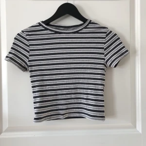 Ribbad t-shirt  - Ribbad och randig T-shirt från H&M. Ganska fitted och slutar strax över naveln. Använd flera gånger, bra skick!  Köparen står för frakten