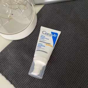 Cerave - En ansiktskräm med spf 25 från Cerave, säljer då den inte passade min hy! Endast använd 2-3ggr. 55kr + frakt (org pris 123kr)