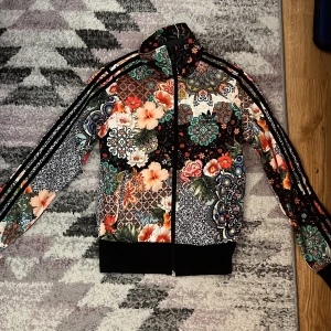 Adidas - En helt oanvänd adidas tröja som är sjukt snygg. Köpt från Dubai för 700 kr men säljer för 200