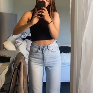 Weekday rowe - Fina jeans från weekday i modellen rowe, storlek 27/30 och jag är ca 164 cm lång . Nypris 500kr jag säljer för 100kr. Köparen står för frakten❤️‍🔥