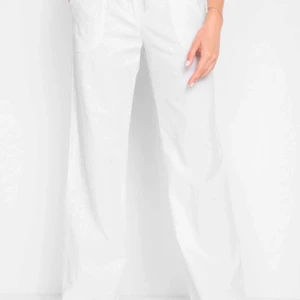 Linnebyxor vita - Linnebyxor i storlek 40 köpta på Bonprix. Säljer eftersom jag råkade köpa dubbelt. Möts upp i Stockholm eller fraktar (fraktkostnad tillkommer).