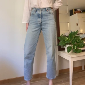  W26 Levi’s Ribcage Straight - Superfina LEVIS Ribcage Straight jeans ✨ Waist (W)  26 och Längd (L) 27. Fint skick, köpta här på plick. Säljer pga kommer inte till användning. Köparen betalar för frakt 🌸