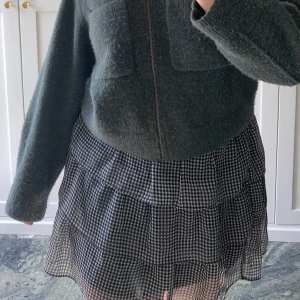 Rutig volangkjol - Skit snygg skön kjol från hm med rutigt mönster. Resår vid midjan vilket gör den super bekväm. 