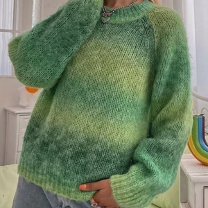 as cool trendig tröja!! - Trendig grön tröja i storlek M💚 Skulle säga att tröjan passar allt från Xs-M beroende på hur du vill att den ska sitta. 59kr + 69kr frakt pris kan diskuteras! Skicka dm om du är intresserad eller vill ha fler bilder 