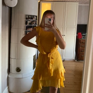 Klänning - Klänning från nelly, storlek 36, knappt använd